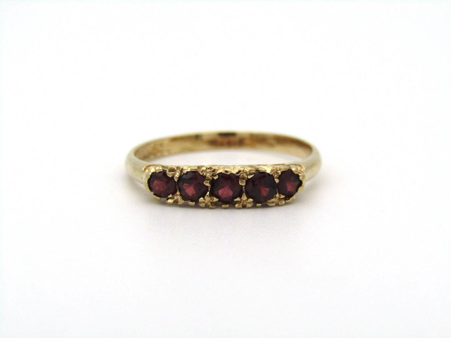 9K gold Vintage garnet ring, circa 1960's.