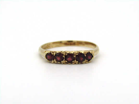 9K gold Vintage garnet ring, circa 1960's.