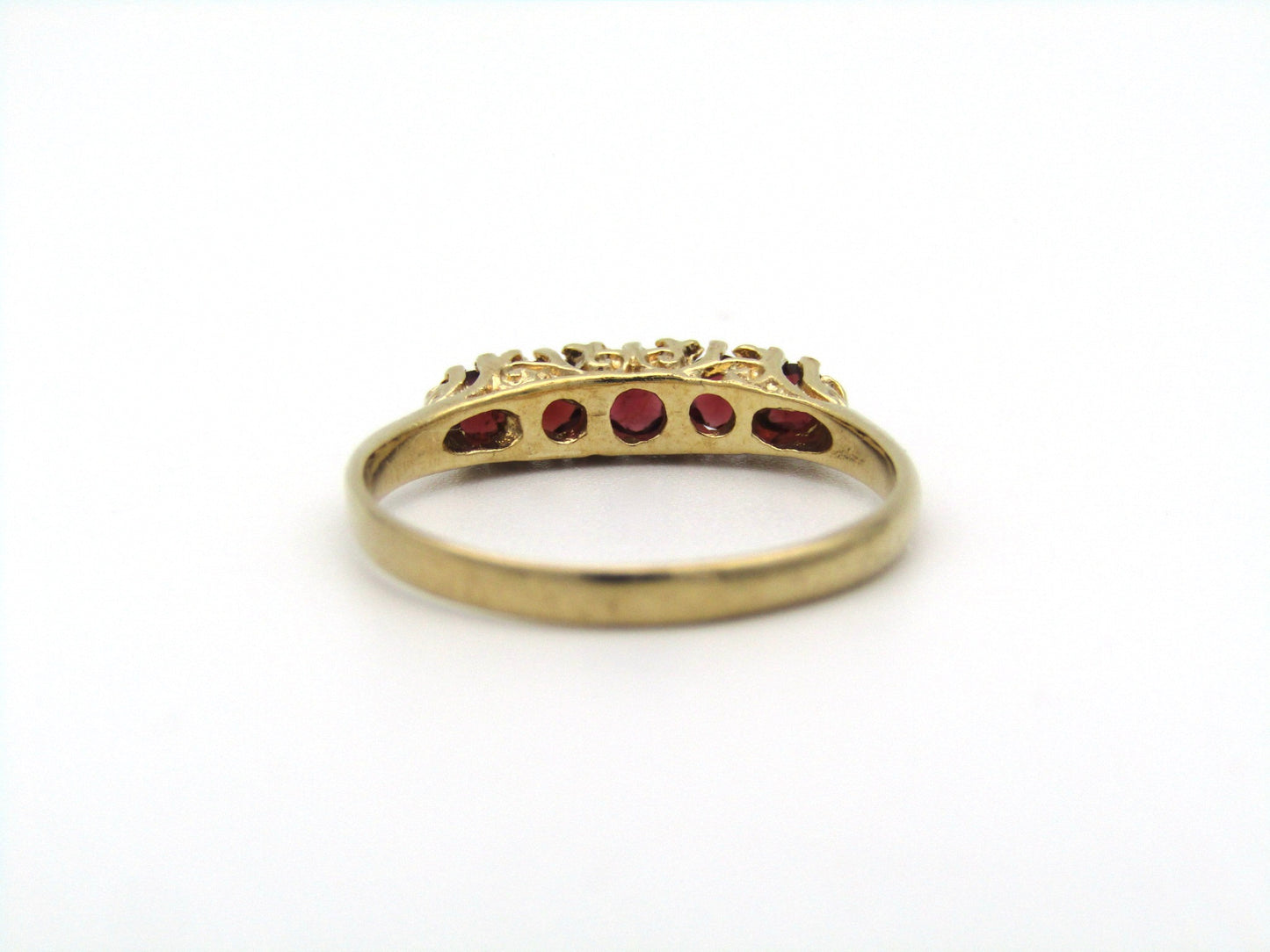 9K gold Vintage garnet ring, circa 1960's.
