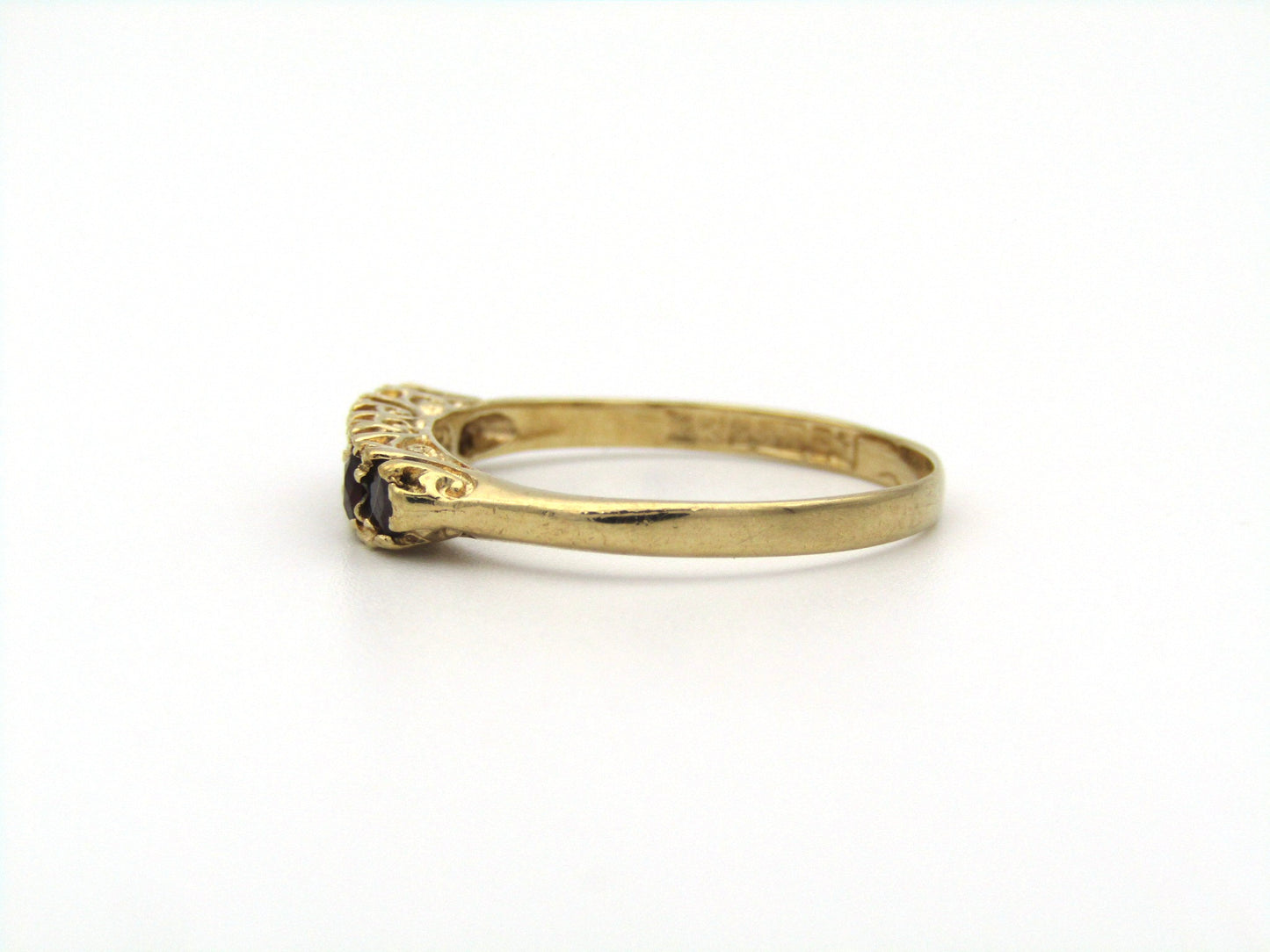 9K gold Vintage garnet ring, circa 1960's.
