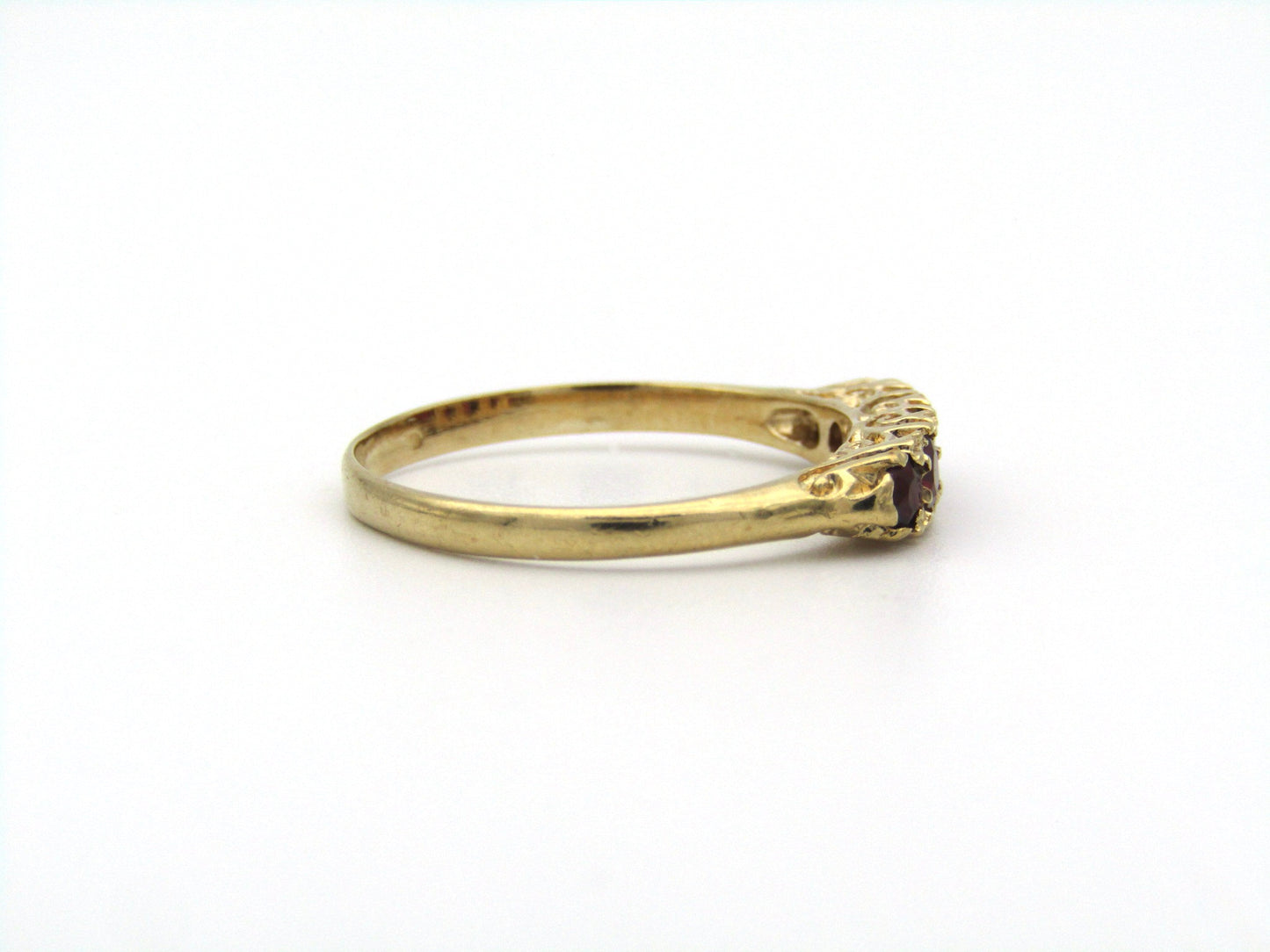 9K gold Vintage garnet ring, circa 1960's.
