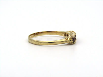 9K gold Vintage garnet ring, circa 1960's.