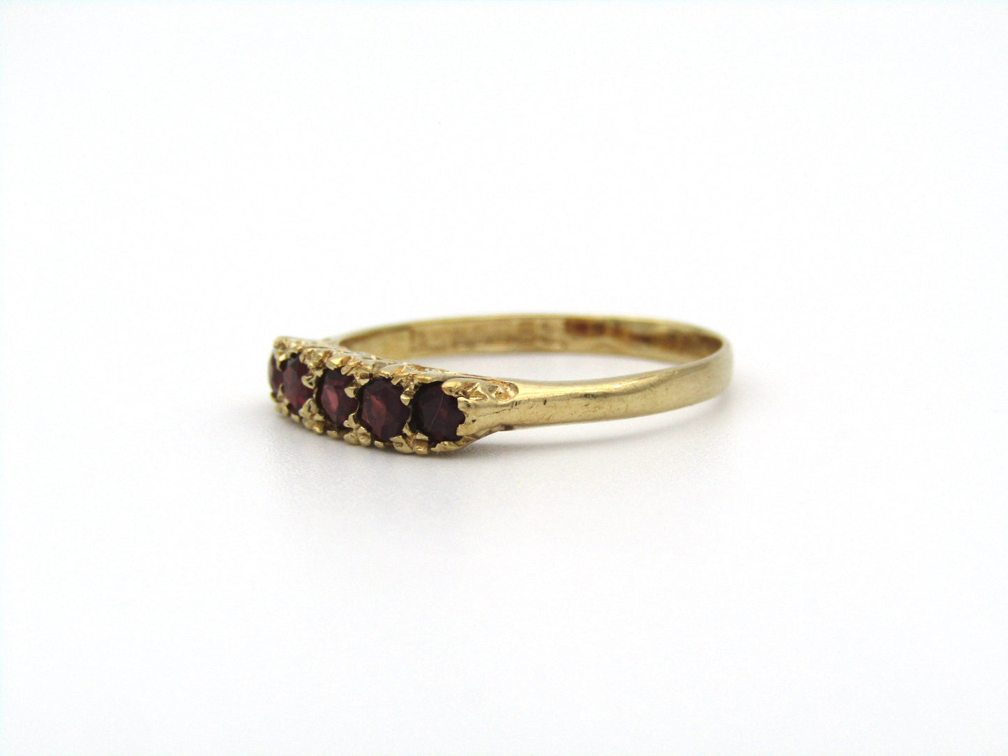 9K gold Vintage garnet ring, circa 1960's.