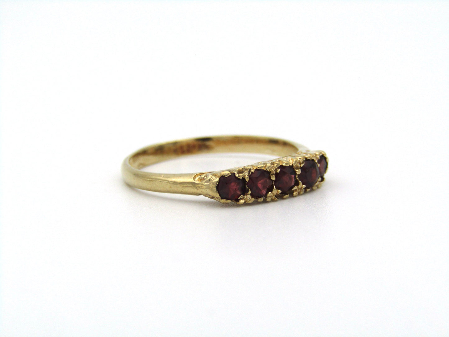 9K gold Vintage garnet ring, circa 1960's.