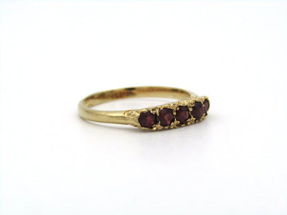 9K gold Vintage garnet ring, circa 1960's.