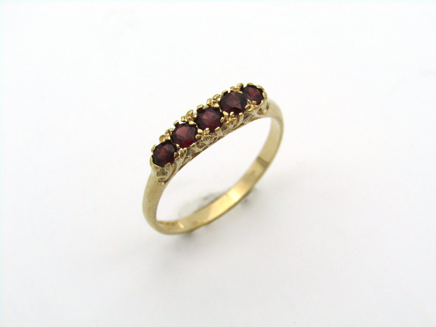 9K gold Vintage garnet ring, circa 1960's.