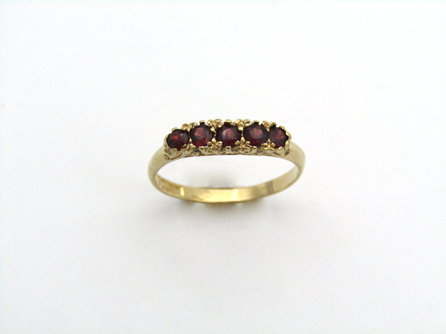 9K gold Vintage garnet ring, circa 1960's.