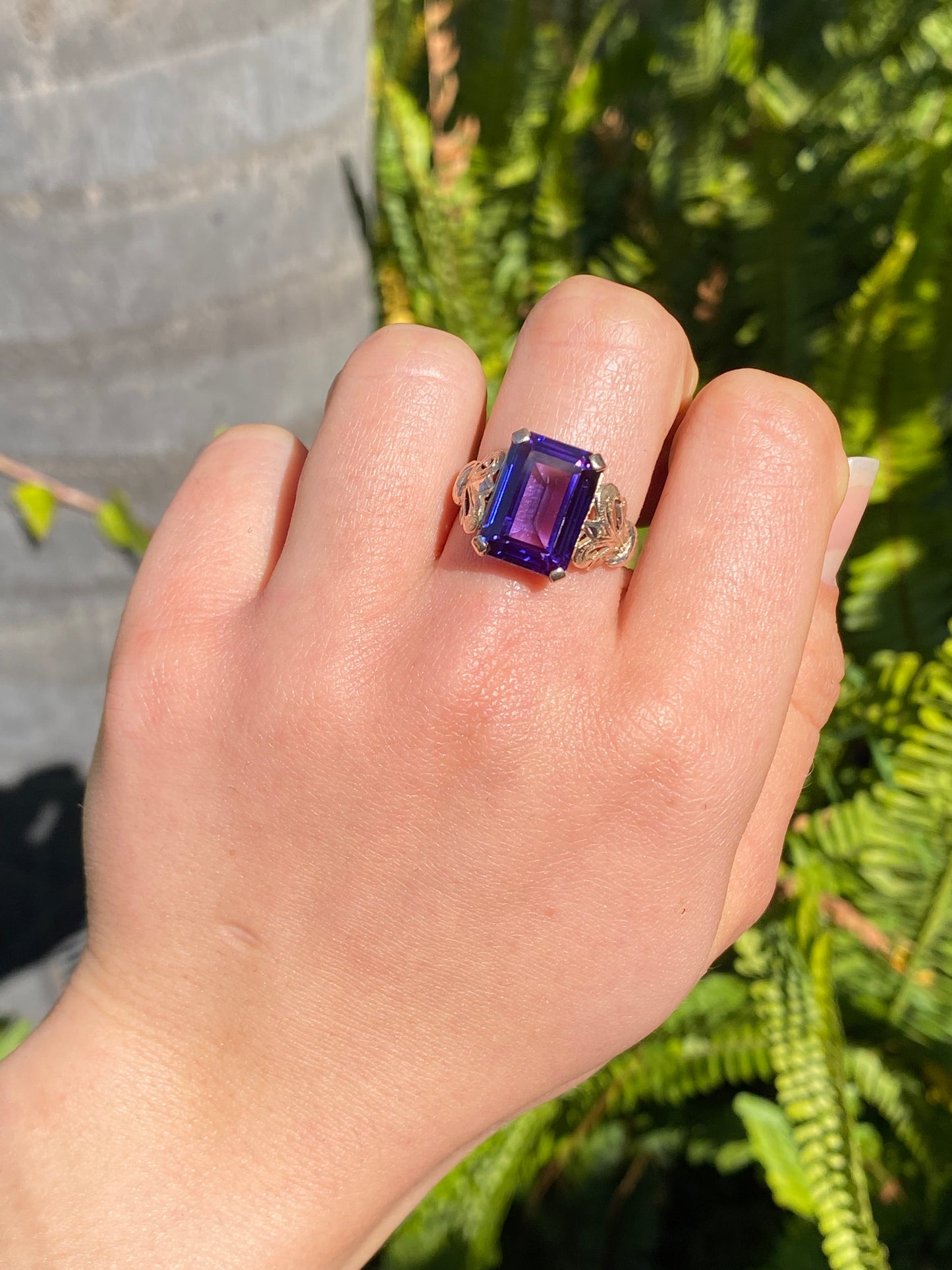 9K gold Synthetic Colour Change Sapphire ring, circa 1960's.