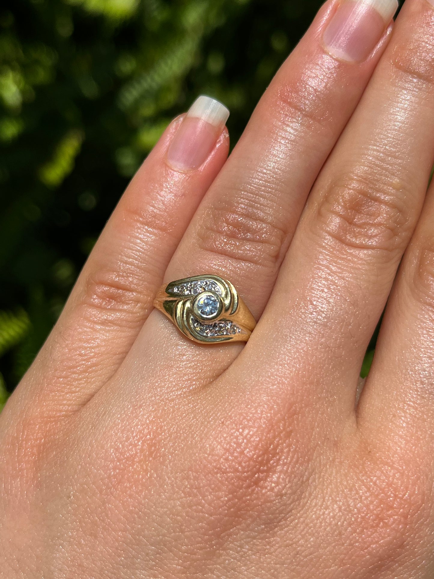 18K gold Vintage diamond ring, circa 1970's.