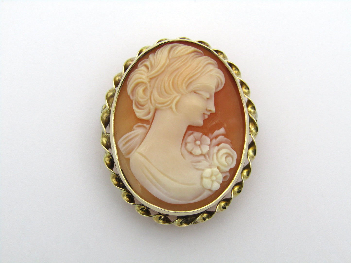 9K gold shell cameo brooch/pendant.