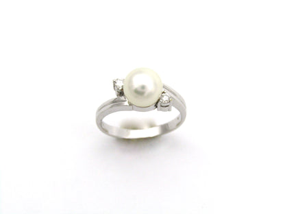 18K gold Akoya pearl and diamond ring.