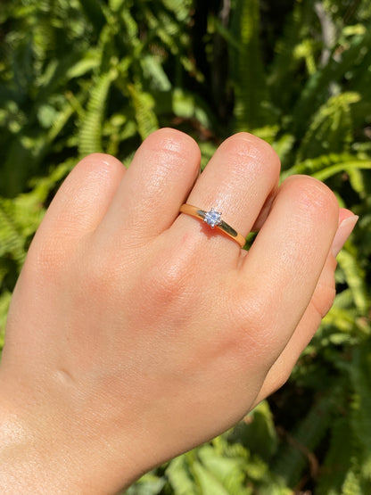 18K gold solitaire diamond ring, circa 1970's.