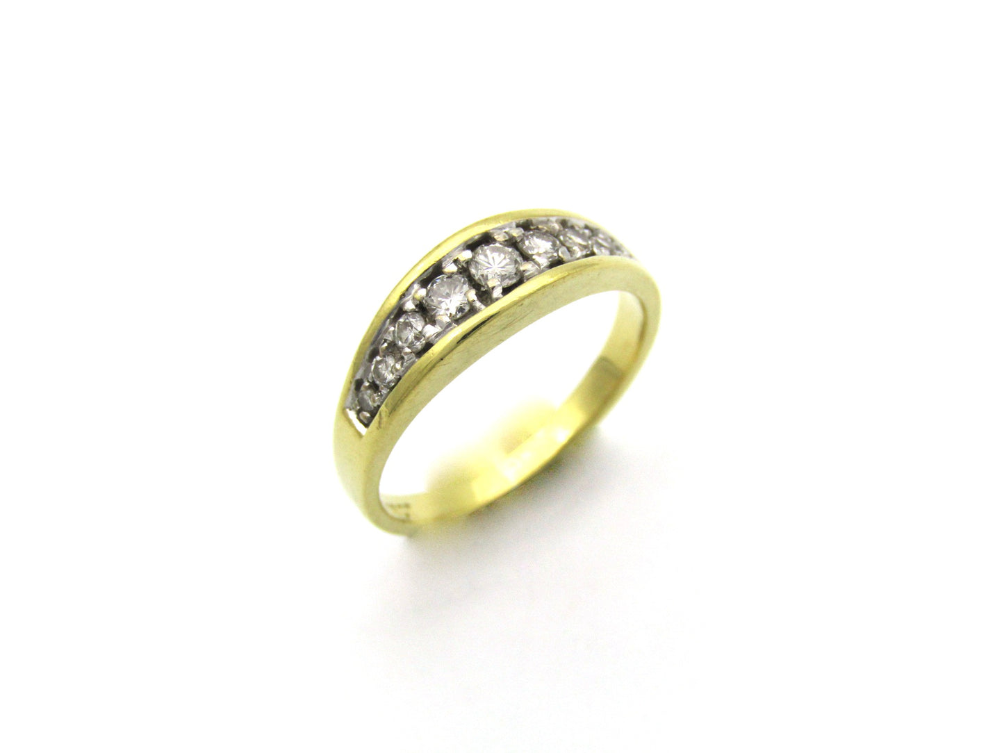 18K gold Vintage diamond ring, circa 1970's.