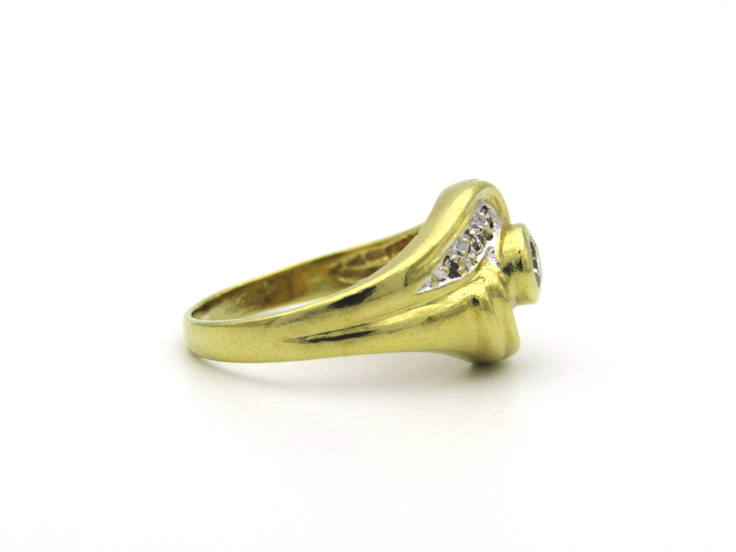 18K gold Vintage diamond ring, circa 1970's.