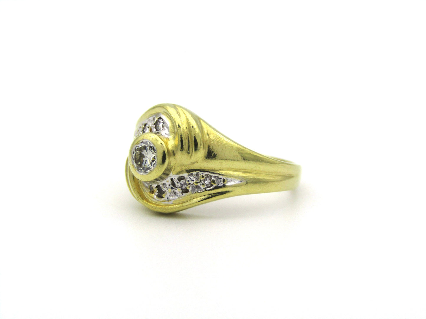 18K gold Vintage diamond ring, circa 1970's.