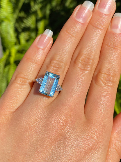 18K gold aquamarine and diamond ring, London, 1973.