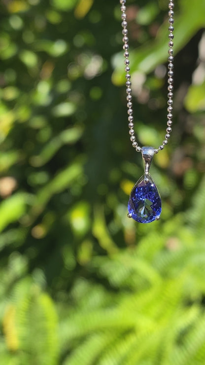 18K gold tanzanite pendant with 18K gold chain.