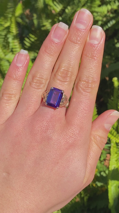 9K gold Synthetic Colour Change Sapphire ring, circa 1960's.