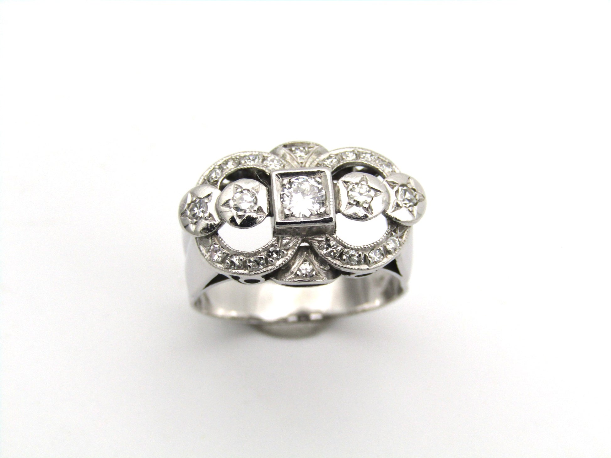 Art Deco 18K gold diamond ring.