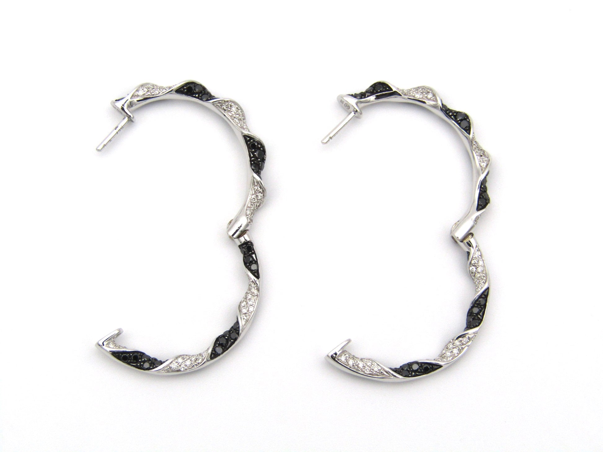 18K gold black and colourless diamond earrings.