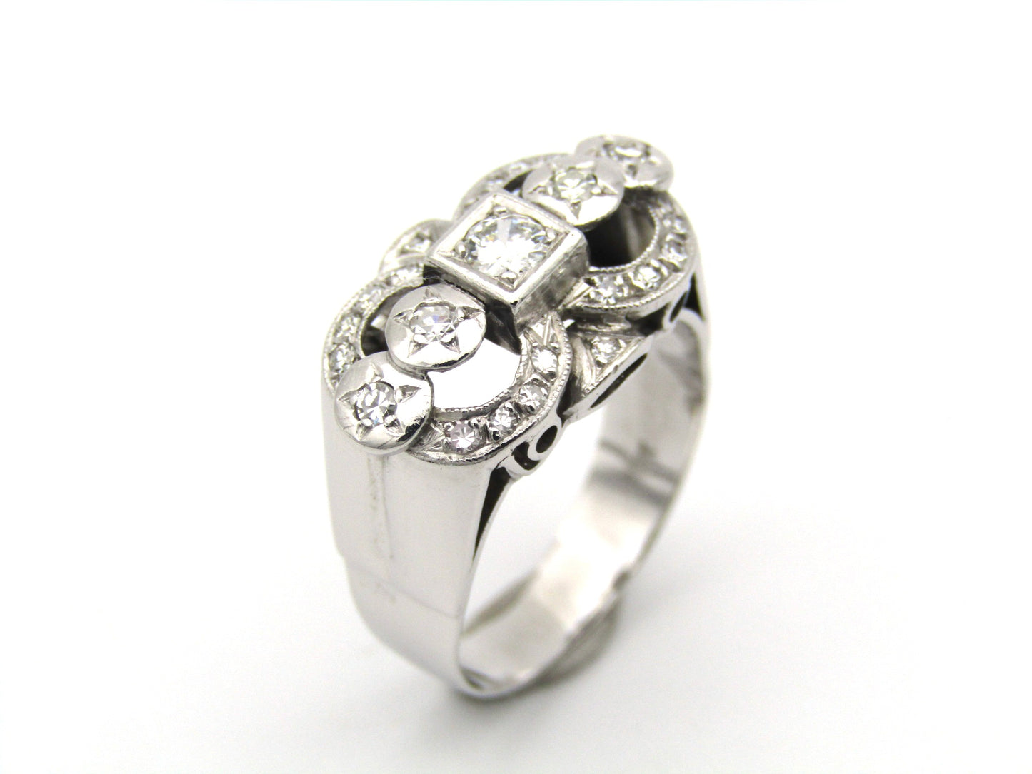 Art Deco 18K gold diamond ring.
